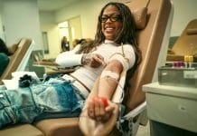 Marvvila incentiva doação de sangue no Hemorio no Dia dos Namorados Foto da cantora Marvvila participando de campanha do Hemorio no Dia dos Namorados e reforça a da doação de sangue para salvar vidas.