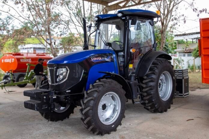 Foto de um veículo agrícola tipo trator