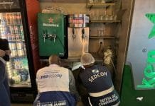 Fiscalização descarta 167 kg de alimentos impróprios em bares e restaurantes do RJ Foto da fiscalização verificando armazenamento de bebidas e encontra chope vencido em estabelecimento vistoriado.