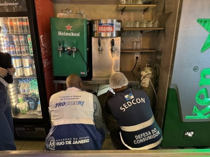 Fiscalização descarta 167 kg de alimentos impróprios no RJ Foto da fiscalização verificando armazenamento de bebidas e encontra chope vencido em estabelecimento vistoriado.