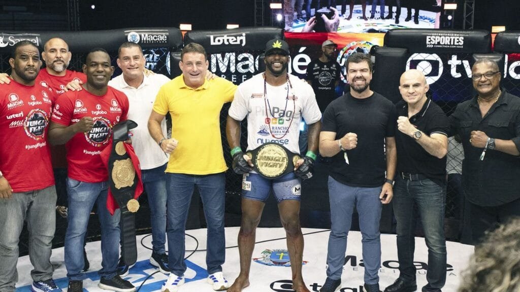 Equipes celebraram a conquista ao lado do prefeito Welberth Rezende ( camisa preta) e de integrantes das equipes que marcaram a histórica estreia do Jungle Fight em Macaé.