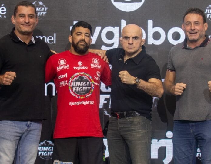 Foto do Max Alves, que vence a luta, Macaé entra no circuito dos grandes eventos de MMA com edição histórica do Jungle Fight .