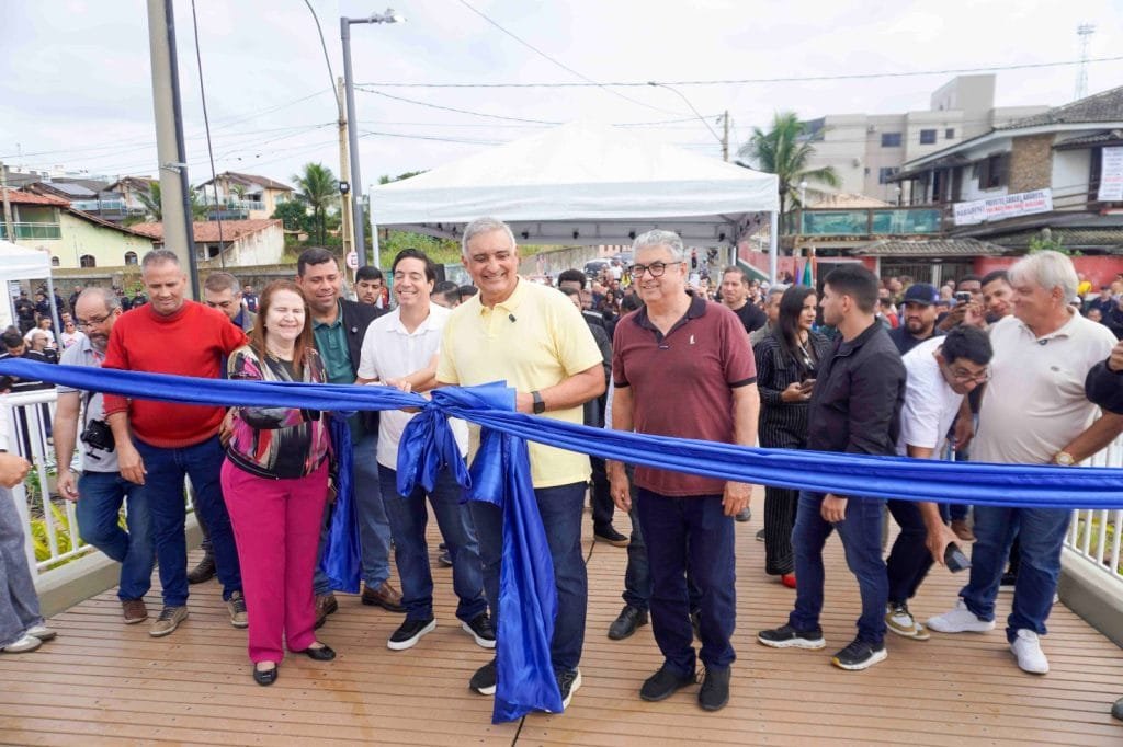 O prefeito Carlos Augusto Balthazar, acompanhado de autoridades municipais e moradores, participou da cerimônia de entrega da revitalização do Píer do Emissário, em Costazul. Foto : Matheus Müller
