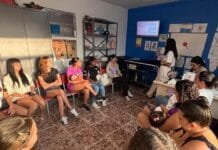 Rio das Ostras reforça prevenção da gravidez na adolescência Foto com pessoas reunidas em encontro sobre adolecentes e prevenção da gravidez