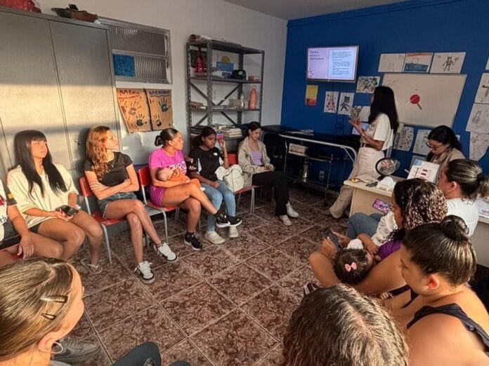 Rio das Ostras reforça prevenção da gravidez na adolescência Foto com pessoas reunidas em encontro sobre adolecentes e prevenção da gravidez