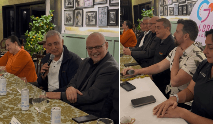 Foto das autoridades prefeito Carlos Augustos e parceiros em coletiva de imprensa.