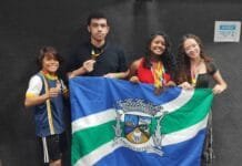 Rio das Ostras conquista ouro nacional na Olimpíada de Matemática Alunos de Rio das Ostras vencedores segurando a badeira do municipío