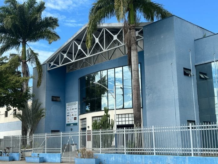 Rio das Ostras amplia parceria para reduzir filas na Saúde Foto da fachada do Hospital Municipal de Rio das Ostras passa a integrar o programa Agora Tem Especialistas, ampliando oportunidades para cirurgias e atendimentos especializados