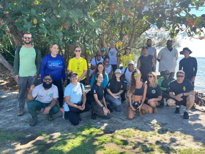 Arraial do Cabo inaugura novo trecho da Trilha Translagunar Foto dos representantes do poder público, órgãos ambientais, instituições parceiras e grupos de trilheiros da região