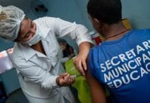 Vacinação contra HPV segue até 30 de junho em Cabo Frio Foto de profissional da saúde dando vacina gratuita pelo SUS e ajuda a prevenir diversos tipos de câncer associados ao vírus HPV.
