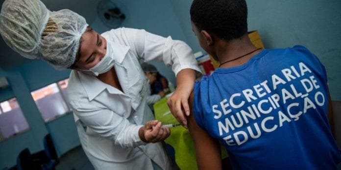 Vacinação contra HPV segue até 30 de junho em Cabo Frio Foto de profissional da saúde dando vacina gratuita pelo SUS e ajuda a prevenir diversos tipos de câncer associados ao vírus HPV.