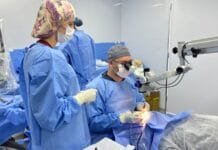 Rio das Ostras supera meta e realiza 1.300 cirurgias de catarata Foto de paciente com cataratas sendo operado