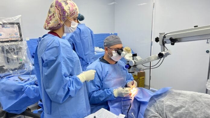 Rio das Ostras supera meta e realiza 1.300 cirurgias de catarata Foto de paciente com cataratas sendo operado