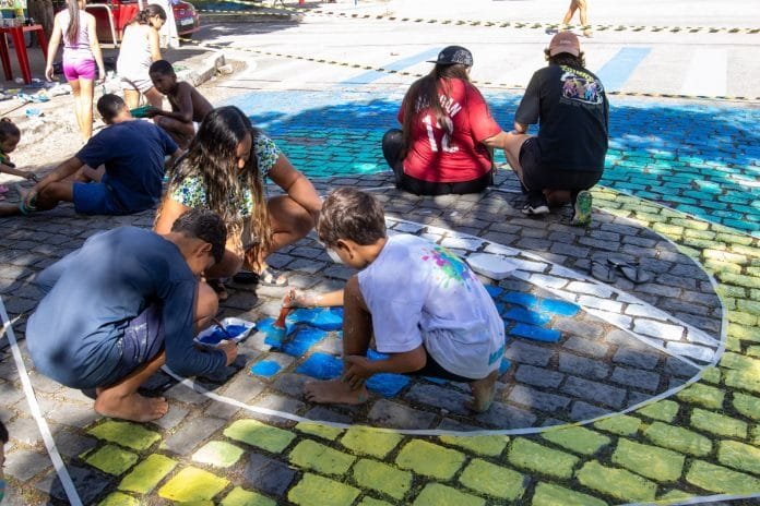 Concurso “Macaé na Torcida” tem inscrições prorrogadas até 14 de junho Foto de crianças e adultos pintando as ruas para a Copa do Mundo