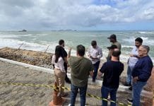 Ressaca derruba calçadão e mobiliza Prefeitura de Macaé Foto mostrando a equipes da Prefeitura de Macaé estiveram na manhã desta quinta-feira (4), no local para avaliar quais medidas emergenciais serão tomadas.