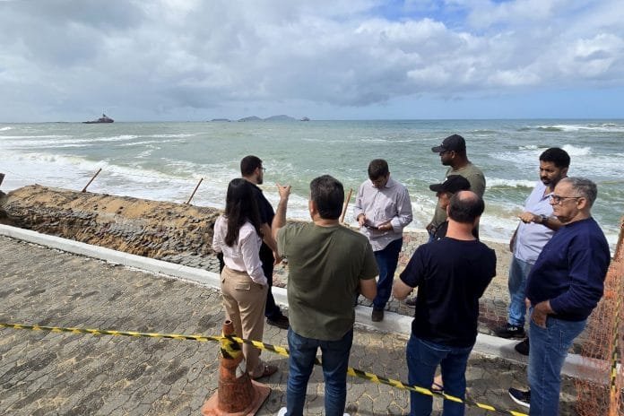 Foto mostrando a equipes da Prefeitura de Macaé estiveram na manhã desta quinta-feira (4), no local para avaliar quais medidas emergenciais serão tomadas.