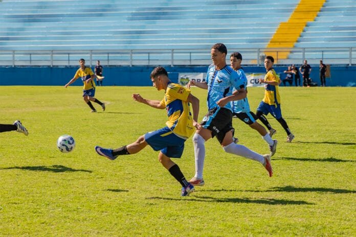 Brasil Soccer Cup Sub-16 começa com grandes jogos em Macaé Jogadores disputam partida da Brasil Soccer Cup Sub-16 no Estádio Cláudio Moacyr de Azevedo, em Macaé.
