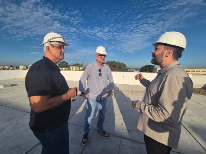 Centro Integrado Sesc Senac avança em Rio das Ostras Foto do prefeito Carlos Augusto ( e) e o presidente do Sindicomércio, Marcelo Ayres, (c) visitaram as obras do futuro Centro Integrado Sesc Senac, que ampliará o acesso à educação, saúde, cultura, esporte e lazer em Rio das Ostras e na Região dos Lagos.