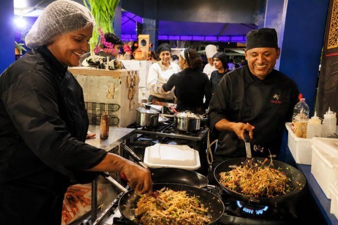 Festival Gastronômico de Rio das Ostras A Cozinha Show do Senac promete aproximar o público da alta gastronomia, com chefs convidados compartilhando conhecimento, criatividade e os segredos de pratos preparados ao vivo. Foto: Divulgação Secom