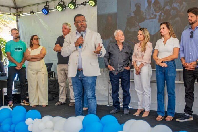 Autoridades, profissionais de saúde e moradores participam da celebração dos 20 anos do Hospital Público Municipal da Serra, em Macaé.