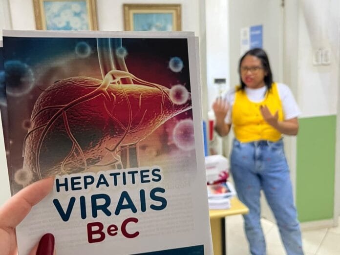 Profissionais de saúde realizam orientações e testes rápidos durante a campanha Julho Amarelo em unidade de saúde de Rio das Ostras.
