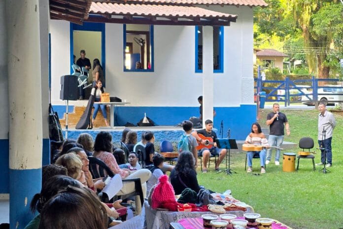 Projeto "Manhãs com Henriqueta" divulga calendário em Glicério Participantes reunidos durante uma edição do projeto Manhãs com Henriqueta na Biblioteca Pública Municipal Henriqueta Marotti, em Glicério.