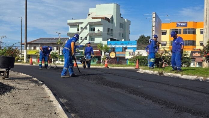 Máquinas realizam recapeamento asfáltico na rotatória entre a Rodovia Amaral Peixoto e a Avenida Professor Leandro Sarzedas, em Rio das Ostras.