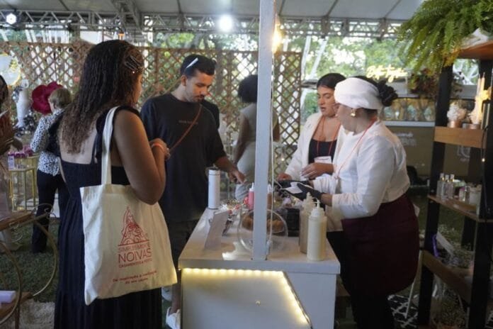 Visitantes conhecem estandes de fornecedores durante o Salão Simplesmente Noivas, em Rio das Ostras.