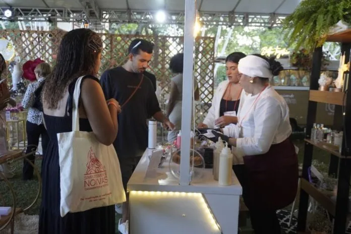 Visitantes conhecem estandes de fornecedores durante o Salão Simplesmente Noivas, em Rio das Ostras.