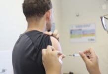 Vacinação contra a gripe é ampliada para toda a população em Rio das Ostras Profissional de saúde aplica a vacina contra a gripe em uma unidade de saúde de Rio das Ostras.