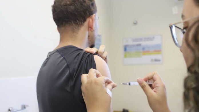 Vacinação contra a gripe em Rio das Ostras Profissional de saúde aplica a vacina contra a gripe em uma unidade de saúde de Rio das Ostras.