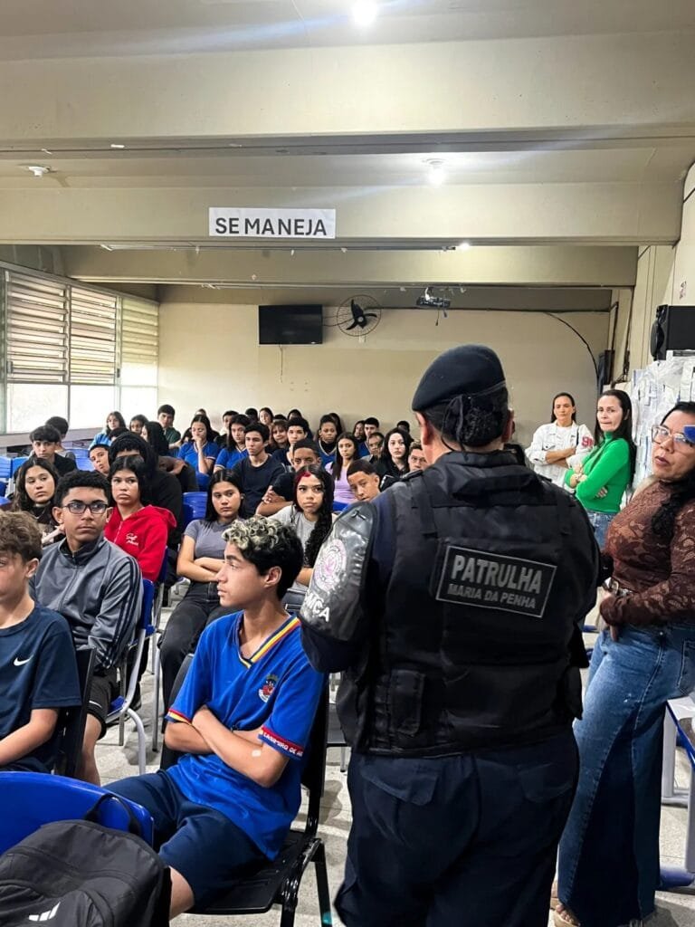 Estudantes participaram de um momento de aprendizado e reflexão sobre respeito, prevenção à violência e a importância da rede de proteção às mulheres. 