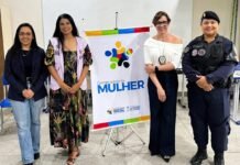 Agosto Lilás leva informação e prevenção à violência contra a mulher a estudantes de Barra de São João A delegada titular da 121ª DP de Casimiro de Abreu, Carla Tavares, participou da ação com os estudantes, reforçando a importância de conhecer os direitos e os caminhos de proteção às mulheres
