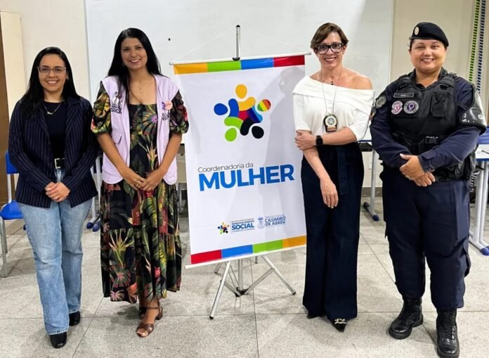 A delegada titular da 121ª DP de Casimiro de Abreu, Carla Tavares, participou da ação com os estudantes, reforçando a importância de conhecer os direitos e os caminhos de proteção às mulheres