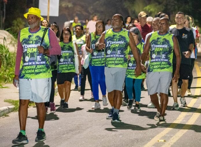 Participantes da Caminhada do Bem Noturna durante atividade promovida pela Prefeitura de Maricá.