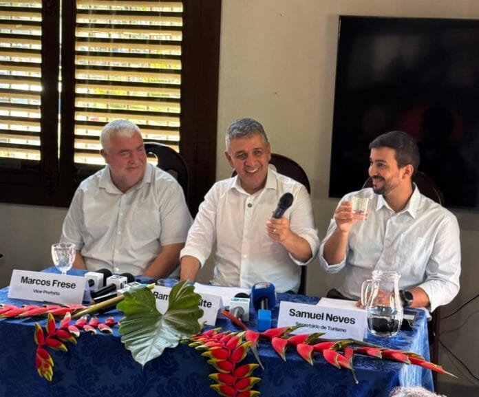 Prefeito Ramon Gidalte, vice-prefeito Marquinho e secretário de Turismo Samuel Barreto durante a apresentação das ações.