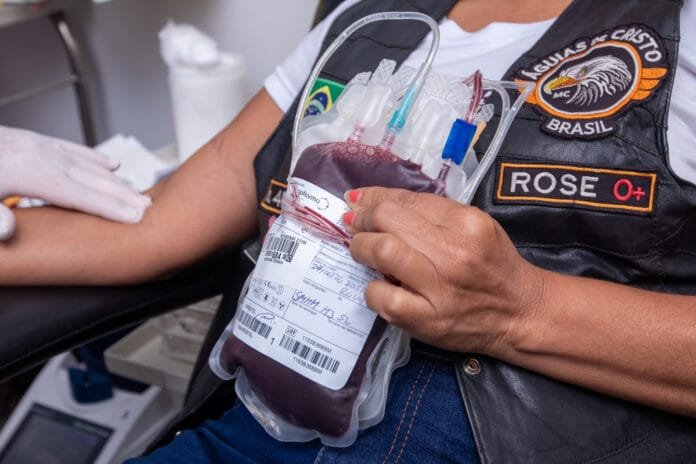 Profissional realiza coleta de sangue em doador no Serviço Municipal de Hemoterapia de Macaé.