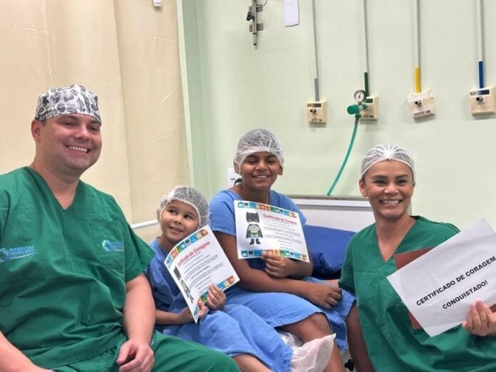 Hospital de Casimiro transforma coragem das crianças em carinho antes e depois da cirurgia Depois da coragem, um certificado e muitos sorrisos para guardar esse momento. Foto: Divulgação/Secom