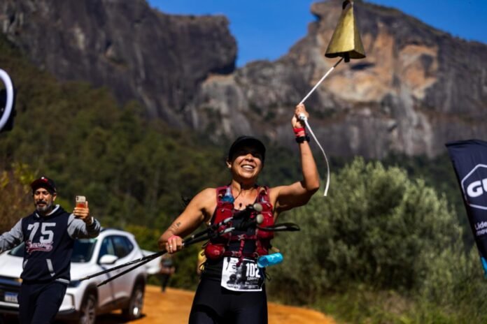 Atleta de Macaé conquista medalha em corrida de montanha de 12 horas Atleta Lorena Souza durante participação em corrida de montanha de 12 horas em São Bento do Sapucaí, São Paulo.