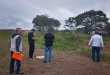 Operação Mata Atlântica em Pé fiscaliza áreas de vegetação em Tamoios, Cabo Frio Tecnicos do meio ambitem fiscalizando áreas em Tamoios