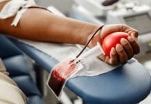 Hemolagos lança nova Carteira de Doador e reforça direitos e benefícios para quem doa sangue Foto de braço de um doador fazendo a coleta de sangue num ambiente próprio para o procedimento.