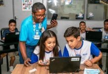 Macaé se destaca no Saeb e registra avanços na rede municipal de ensino Crianças na escola aprendendo no computador com auxilio do professor