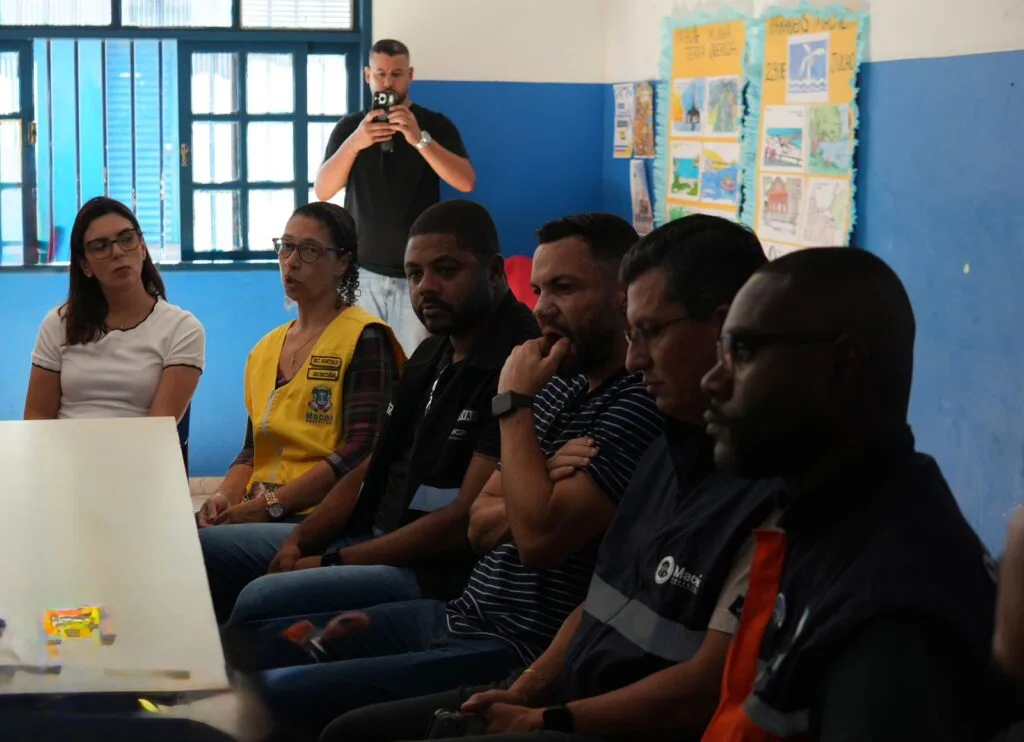Representantes da Prefeitura de Macaé se reuniram com moradores e lideranças da Fronteira para discutir os desafios enfrentados pela comunidade e os caminhos para garantir mais segurança às famílias que vivem em áreas de risco.