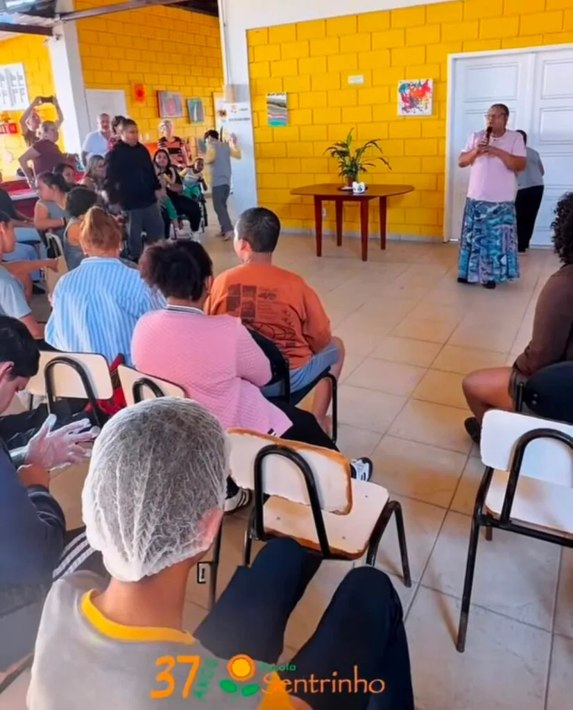 A partir das 14h, acontece a Feijoada e Samba, com convidados especiais para comandar a roda