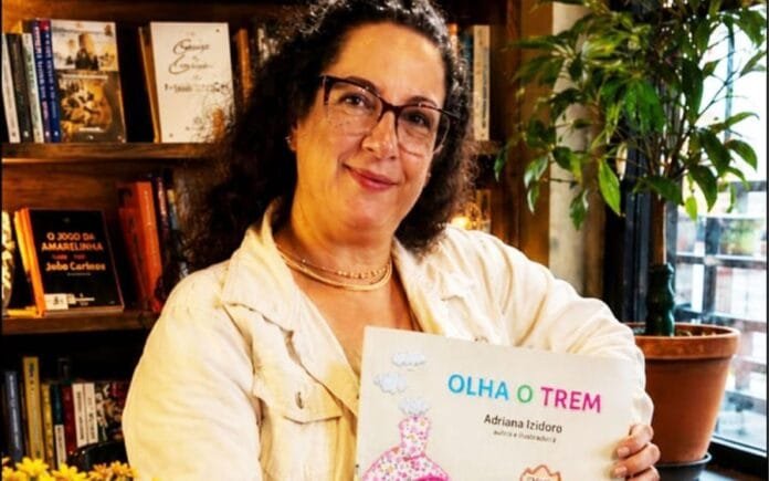 Escritora e professora Adriana Izidoro durante evento literário de lançamento de suas obras.