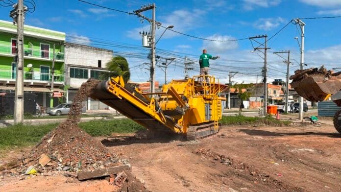 Foto de máquinas fazendo obras com aproveitamento de resíduos reaproveitáveis