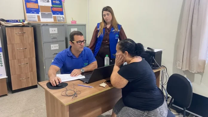 Águas de Casimiro leva atendimento itinerante a Professor Souza Moradores de Professor Souza participam de atendimento itinerante da Águas de Casimiro no CRAS.