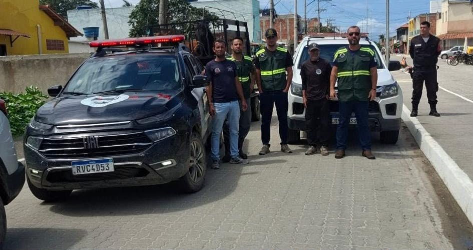 Equipe do Grupamento de Apreensão de Animais durante atendimento à ocorrência em Arraial do Cabo.