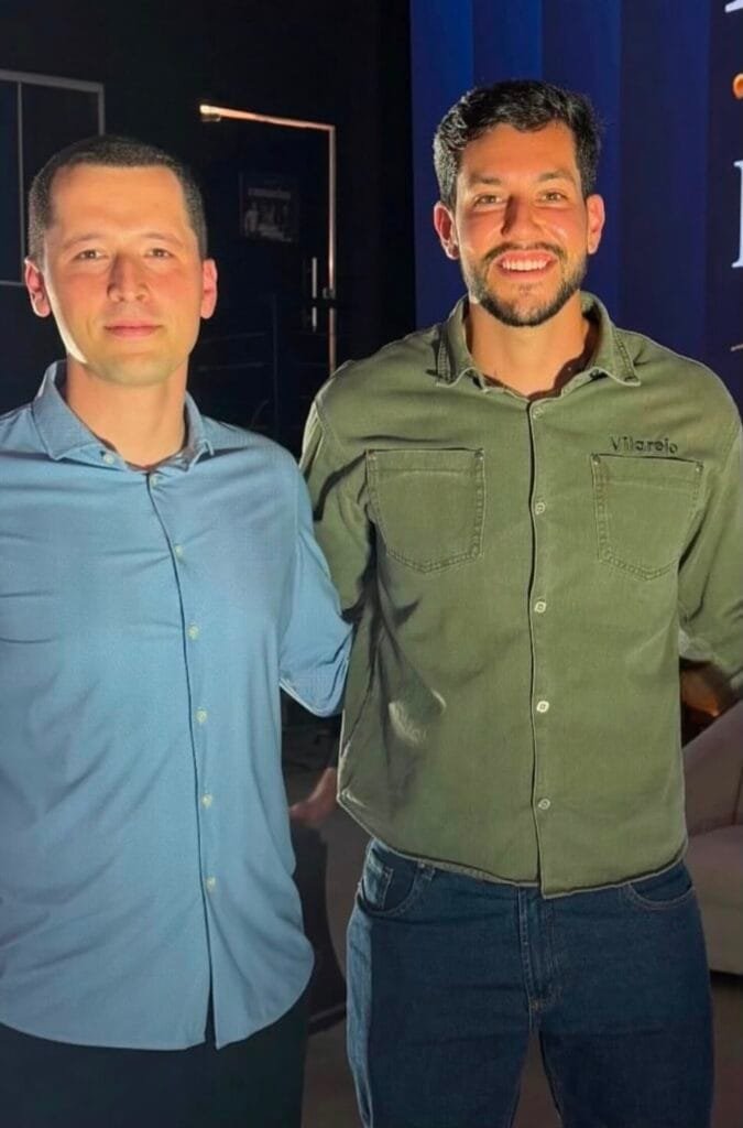 Anfitriões e idealizadores do encontro: Rafael Bousquet, engenheiro, empresário e CEO da Sinal Business, e João Mello, empresário e diretor-geral do Vilarejo Hotéis e Resorts, conduziram as dinâmicas da mesa de perguntas e o diálogo entre os convidados. Foto: Divulgação redes sociais