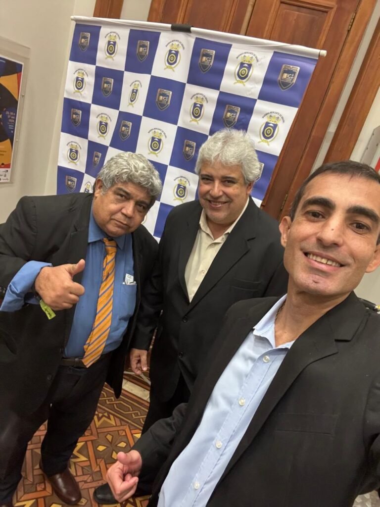Troca de experiências e conexões durante o evento. O professor Marcos Oliveira, presidente e fundador do Grupo G10, ao lado de Mário Max e Everton Castro.